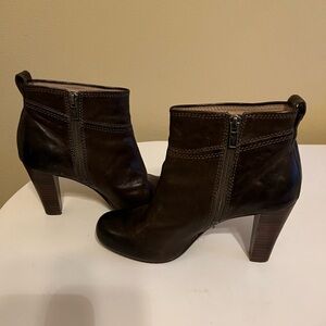 FRYE Miranda Stud Ankle Bootie in dark chocolate brown size 7